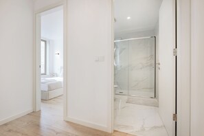 City-Apartment, 2 Schlafzimmer, Nichtraucher, Balkon | Badezimmer
