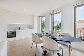 Departamento urbano, 2 habitaciones, para no fumadores, balcón | Área de sala de estar