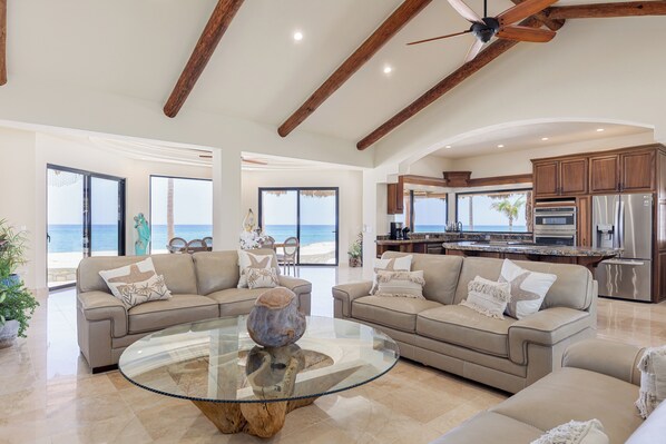 Smart-TV, Kamin, Stereoanlage