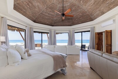 New Ocean front 4-bdrm villa, Pool, Hot Tub WiFi, AC in beautiful Playa Colorada