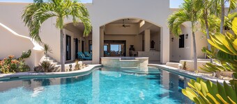 New Ocean front 4-bdrm villa, Pool, Hot Tub WiFi, AC in beautiful Playa Colorada