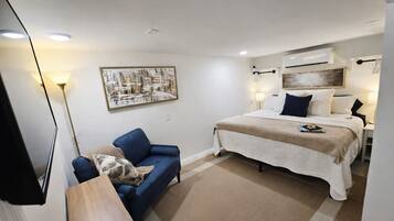 1 chambre, bureau, fer et planche à repasser, lit parapluie