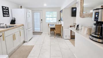 KĂŒhlschrank, Ofen, Herdplatte, Wasserkocher mit Kaffee-/Teezubehör