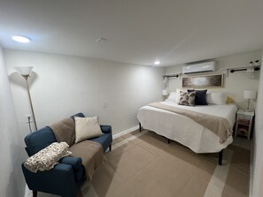 1 habitación, escritorio, tabla de planchar con plancha y cuna de viaje 