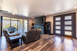 Smart TV, fireplace, books, stereo