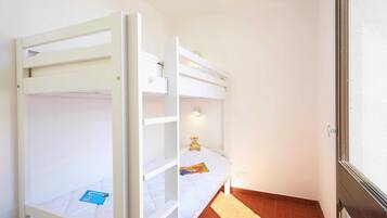 House | 1 bedroom, individually furnished, bed sheets