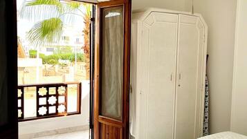 1 habitación, tabla de planchar con plancha, wifi gratis y ropa de cama