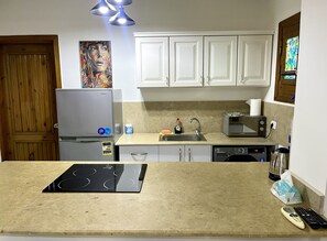 Jääkaappi, mikroaaltouuni, liesi, vedenkeitin