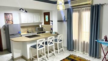 Refrigerador, microondas, parrilla de estufa y tetera eléctrica