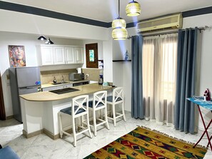 Kjøleskap, mikrobølgeovn, kokeplater og vannkoker