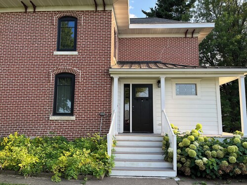 5-bedroom farmhouse on 10acres