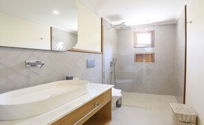 Apartment, Balcony, Sea View | Bathroom