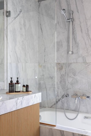 Articles de toilette gratuits, sèche-cheveux, serviettes fournies