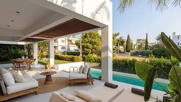 屋外ダイニングエリア