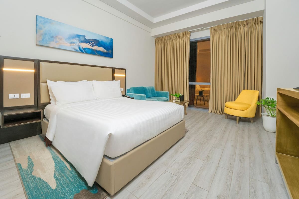 Cozy Premier Room near Mactan Newtown Beach & Airport | Két bảo mật tại phòng, bàn, khu vực làm việc phù hợp cho laptop