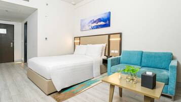 Cozy Premier Room Near Mactan Newtown Beach & Airport | Zimmersafe, Schreibtisch, laptopgeeigneter Arbeitsplatz