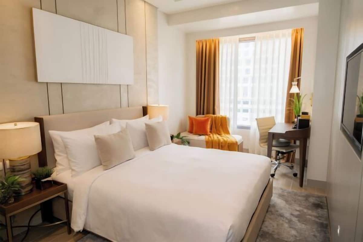In-room safe, blackout curtains, free WiFi, bed sheets