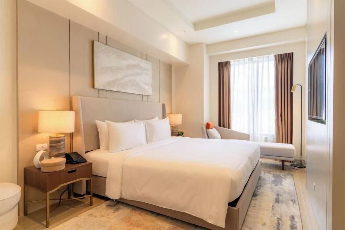 In-room safe, blackout curtains, free WiFi, bed sheets