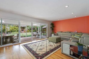 Smart TV, chimenea, oficina y impresora 