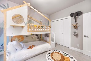 4 bedrooms, desk, travel cot, WiFi