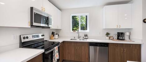 Kühlschrank, Mikrowelle, Ofen, Herdplatte