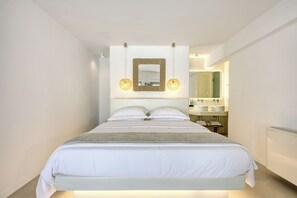 Quarto luxo, sacada, vista para a piscina | Berços grátis, Wi-Fi de cortesia, roupa de cama