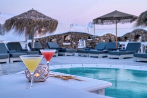 Piscine extérieure, parasols de plage, chaises longues