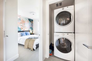 3 chambres, bureau, fer et planche à repasser, lit parapluie