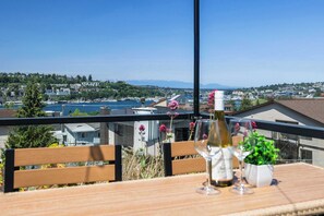 Outdoor dining - Eastlake Gem, Rooftop Sauna & Lake View, 3min SLU (Seattle)