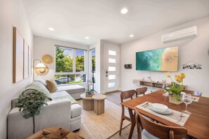 TV, offices - Eastlake Gem, Rooftop Sauna & Lake View, 3min SLU (Seattle)