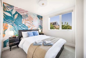 3 bedrooms, desk, iron/ironing board, travel cot - Eastlake Gem, Rooftop Sauna & Lake View, 3min SLU (Seattle)