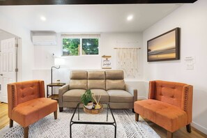 TV, offices - Brand New 1BR Designer's Oasis 1min to I-5, Costo (Lynnwood)