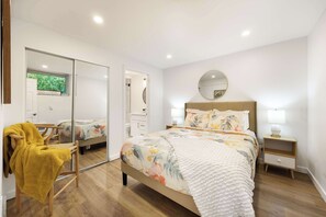 1 bedroom, iron/ironing board, WiFi, bed sheets - Brand New 1BR Designer's Oasis 1min to I-5, Costo (Lynnwood)