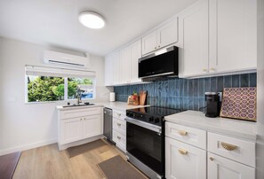 Geladeira, micro-ondas, fogão, cooktop