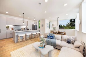 Télévision, livres, espaces bureaux