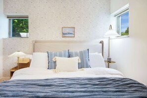 3 bedrooms, desk, iron/ironing board, WiFi - Ocean-Inspired 3B Modern Retreat w, Kids Room (Seattle)