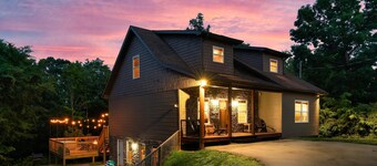 Relax and Recharge! Sauna, Hot Tub, and Gym!