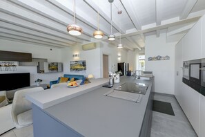 Kylskåp, mikrovågsugn, ugn och diskmaskin