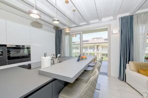 Kühlschrank, Mikrowelle, Ofen, Geschirrspüler