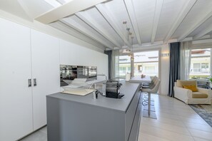 Kühlschrank, Mikrowelle, Ofen, Geschirrspüler