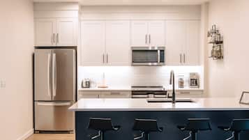 Fridge, microwave, stovetop, dishwasher