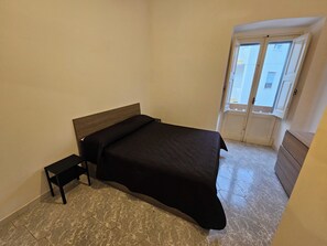2 室のベッドルーム、アイロン / アイロン台、ベッドシーツ