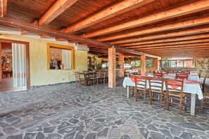 Dining - Room 'Stanza 7' with Shared Garden, Wi-Fi and Air Conditioning (Flussio-Sagama)