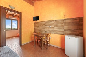 1 bedroom, WiFi, bed sheets - Room 'Stanza 6' with Shared Garden, Wi-Fi and Air Conditioning (Flussio-Sagama)
