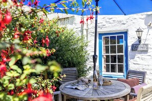 Outdoor dining - Fisherman's Cottage with pretty courtyard central Port Isaac (Port Isaac)