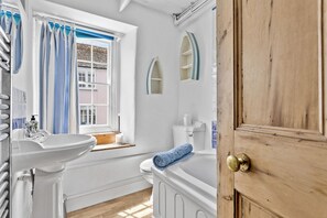 Hair dryer, towels, toilet paper - Fisherman's Cottage with pretty courtyard central Port Isaac (Port Isaac)