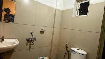 Deluxe Double Room | Bathroom | Free toiletries, towels, soap, shampoo
