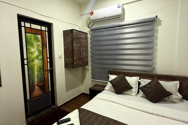 Quarto casal luxo | Escrivaninha, espaço de trabalho para notebook, Wi-Fi de cortesia