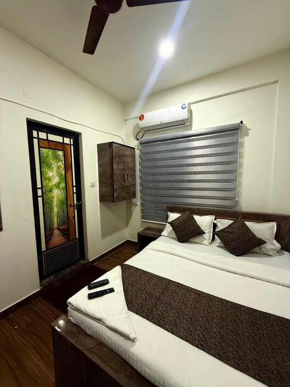 Deluxe Double Room | Desk, laptop workspace, free WiFi - Indeo Residency (Kanayannur)