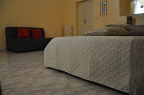 Iron/ironing board, bed sheets